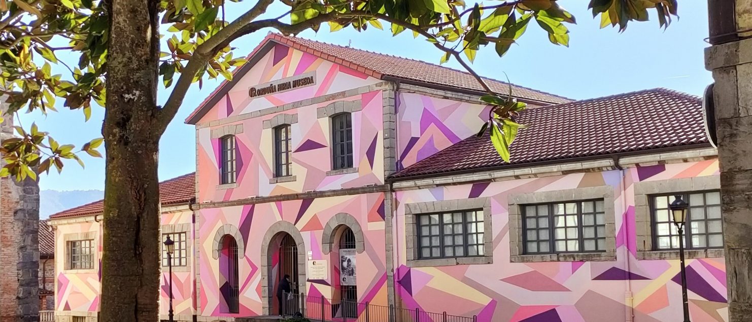 Fachada del museo de Orduña, pintura del artista orduñés Porrilló. ©foto Javier Pastor